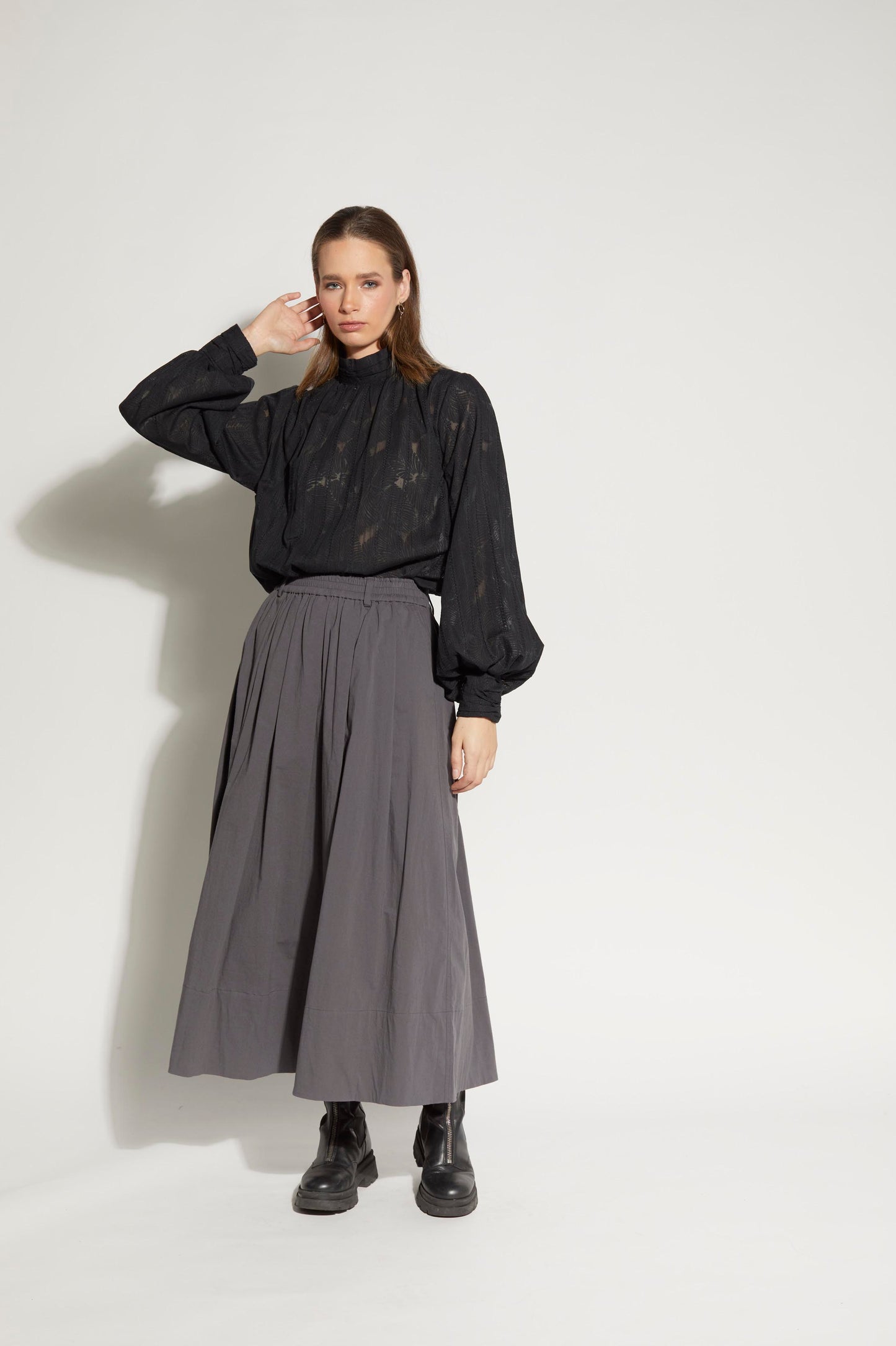 1253L - Ebbe Blouse - Black Leaf