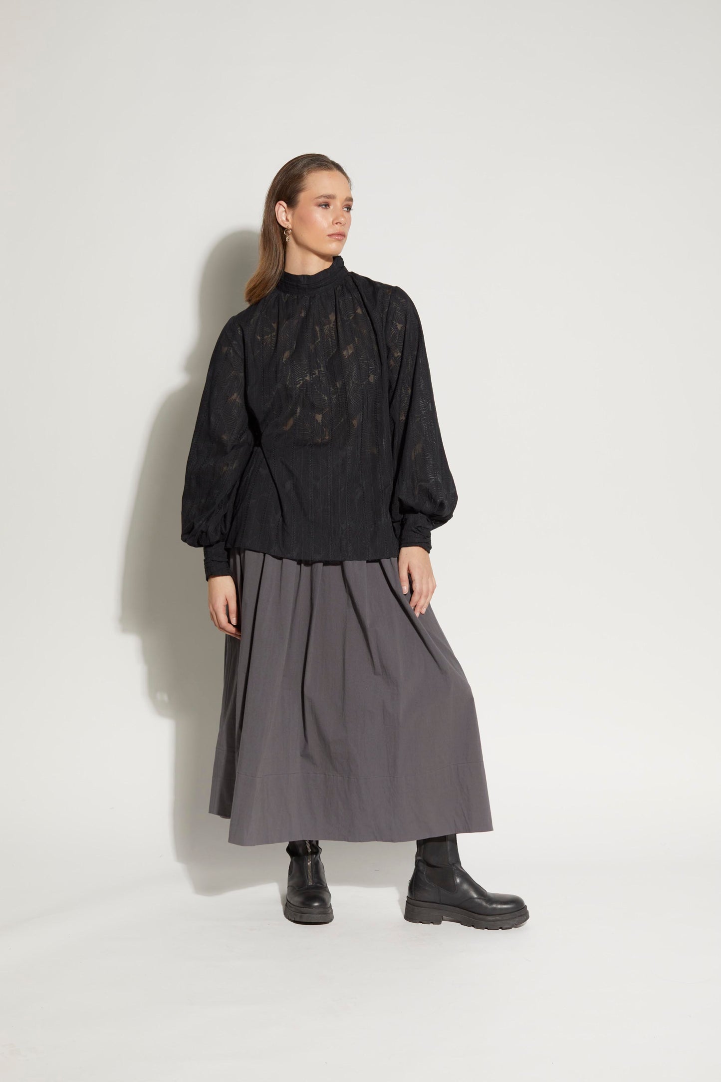 1253L - Ebbe Blouse - Black Leaf